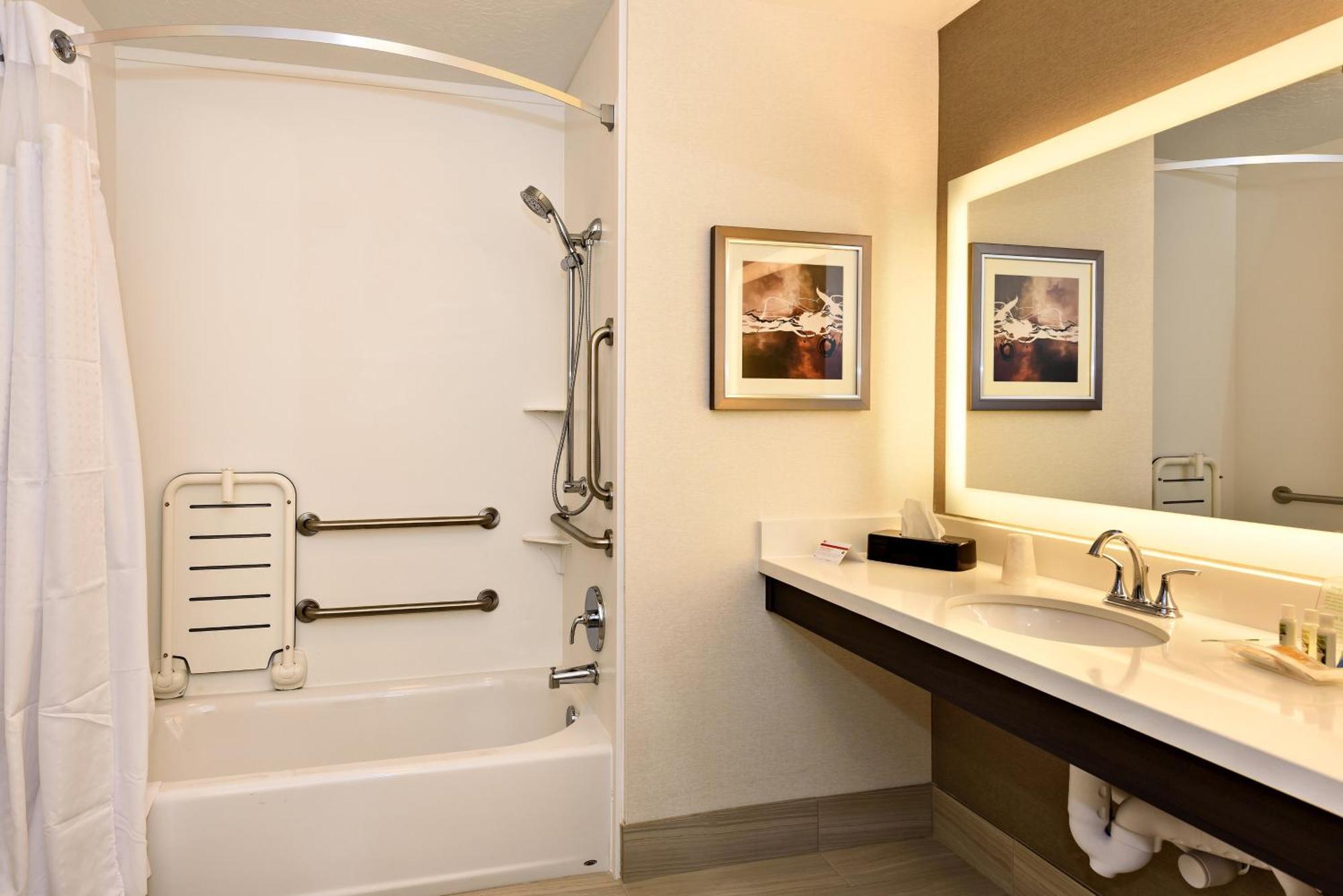 King Room with Accessible Tub - Mobility Access